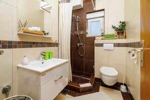 Shower - Holiday apartment with outdoor swimming pool and terrace (Crikvenica)