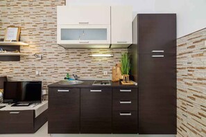 Fridge, stovetop, coffee/tea maker, cookware/dishes/utensils - Holiday apartment with outdoor swimming pool and terrace (Crikvenica)