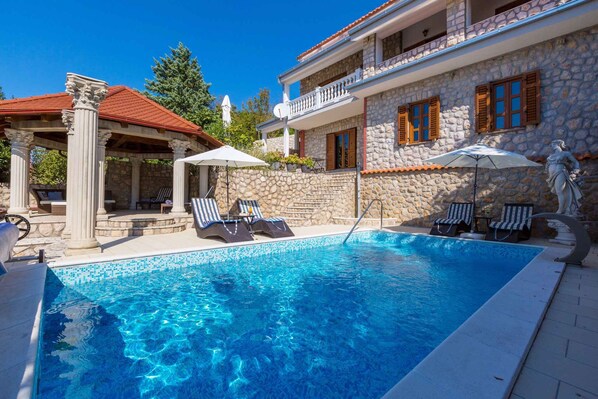 Pool - Holiday apartment with outdoor swimming pool and terrace (Crikvenica)