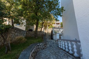 Property grounds - Holiday apartment with outdoor swimming pool and terrace (Crikvenica)