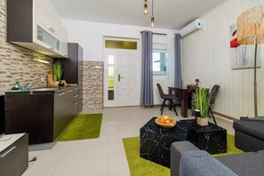 TV - Holiday apartment with outdoor swimming pool and terrace (Crikvenica)