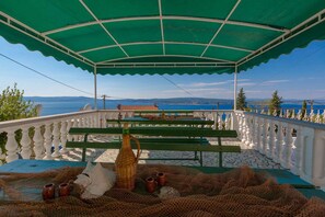 Outdoor dining - Holiday apartment with outdoor swimming pool and terrace (Crikvenica)