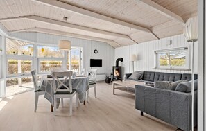 TV, fireplace, DVD player - Amazing home in Otterup with WiFi (Otterup)