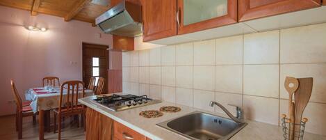 Fridge, stovetop, coffee/tea maker