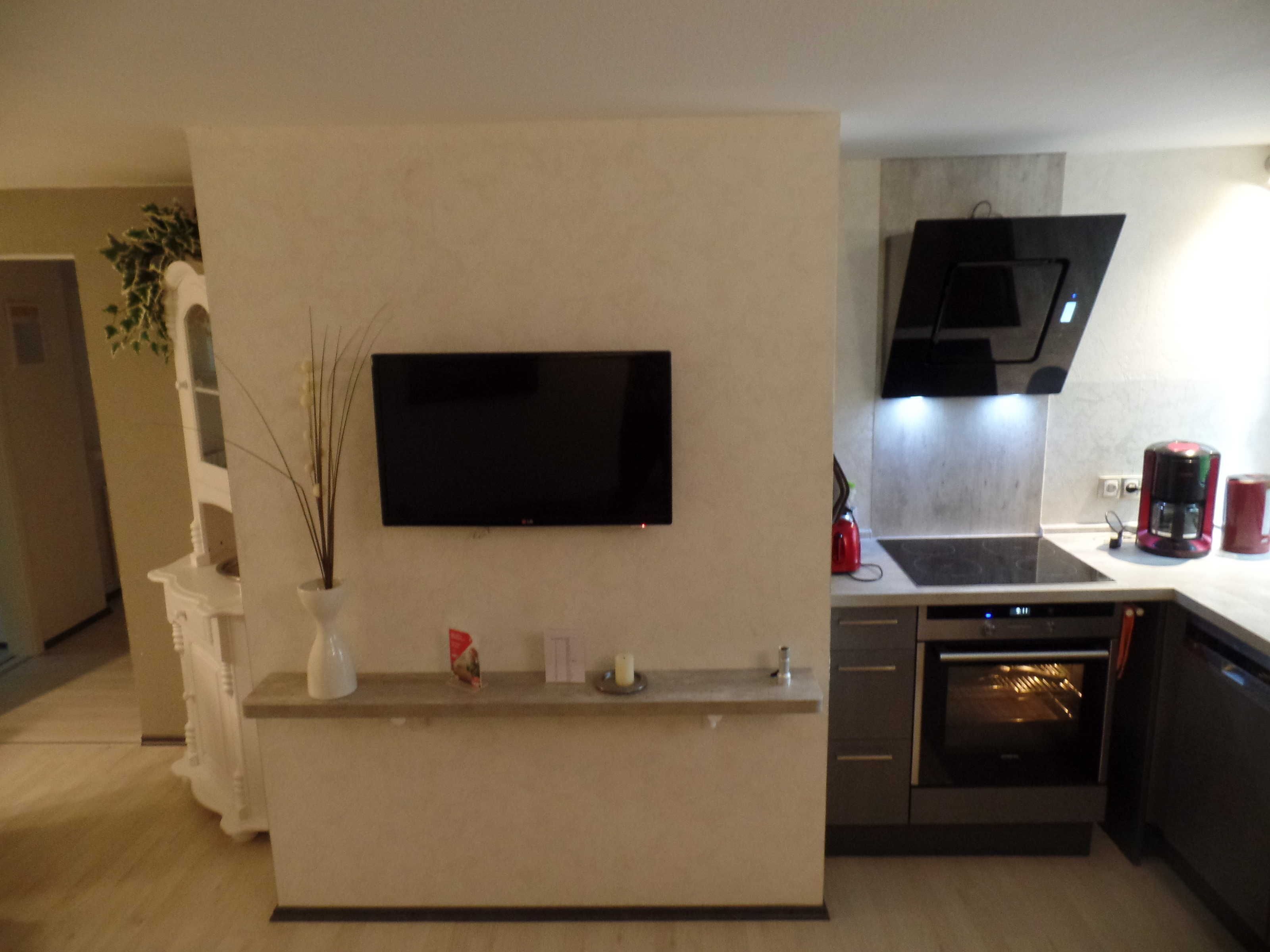 Køleskab, ovn, opvaskemaskine, højstol