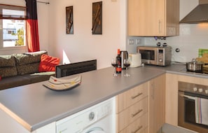 Réfrigérateur, micro-ondes, plaque de cuisson, lave-vaisselle