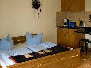 1 Schlafzimmer, Reisekinderbett, Bettwäsche