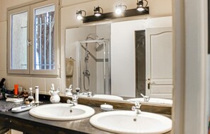 Shower - Amazing home in Tourrettes (Tourrettes)