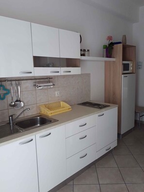 Refrigerador, microondas, parrilla de estufa y utensilios de cocina