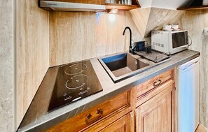 Kjøleskap og kokeplater