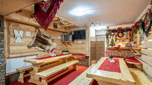 Un intérieur rustique en bois, avec des bancs et un mur en pierre.