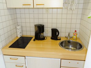 Kühlschrank, Mikrowelle, Wasserkocher mit Kaffee-/Teezubehör