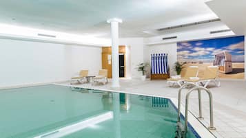 Una piscina cubierta