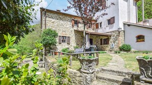 A stone house with a garden, a small outdoor seating area, and a staircase leading to the entrance. - 3 bedroom beautiful home in Pistoia (PT) (Pistoia (PT))