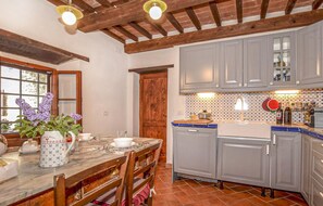 Kühlschrank, Geschirrspüler, Wasserkocher mit Kaffee-/Teezubehör