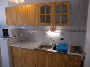 Refrigerador, microondas, placa de cocina, cafetera/tetera