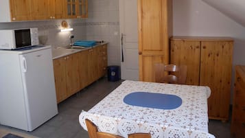 Fridge, microwave, stovetop, toaster