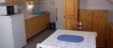 Réfrigérateur, micro-ondes, plaque de cuisson, cafetière/bouilloire