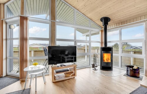 Amazing home in Vestervig with kitchen