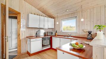 Køleskab, kogeplade, opvaskemaskine, kaffe-/temaskine