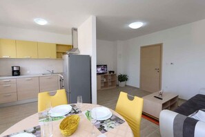 Een modern appartement met een eetgedeelte, keuken en woonkamer.
