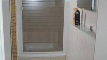 Een haardroger, handdoeken