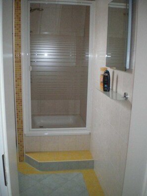 Secador de pelo y toallas