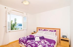6 bedrooms, travel crib, free WiFi, bed sheets - Amazing home in Sipan (Sipan)