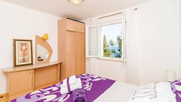 6 bedrooms, travel crib, free WiFi, bed sheets