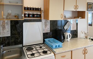 Kühlschrank, Herdplatte, Wasserkocher mit Kaffee-/Teezubehör