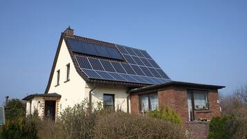 Una casa con techo inclinado y paneles solares.