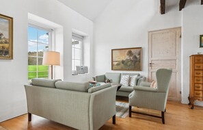 تلفزيون، مشغل دي في دي، كرة قدم الطاولة، تنس طاولة