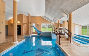 Una piscina cubierta