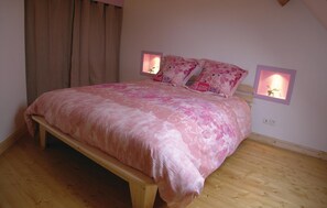 3 habitaciones, cuna de viaje y ropa de cama 