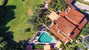 An aerial view of a property with a swimming pool, a covered patio, and a garden area. - Nice apartment in Pula with sauna (Pula)