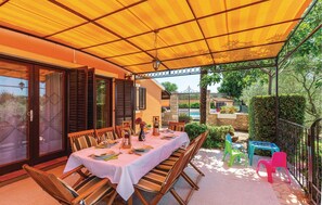 Outdoor dining - Nice apartment in Pula with sauna (Pula)