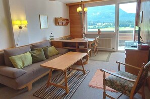 Een televisie en een stereo