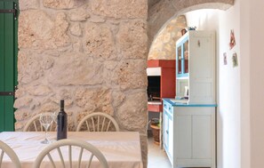 Dining - Beach front home in Podgora with WiFi (Podgora)
