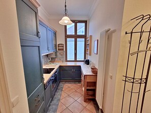 Kühlschrank, Mikrowelle, Ofen, Geschirrspüler