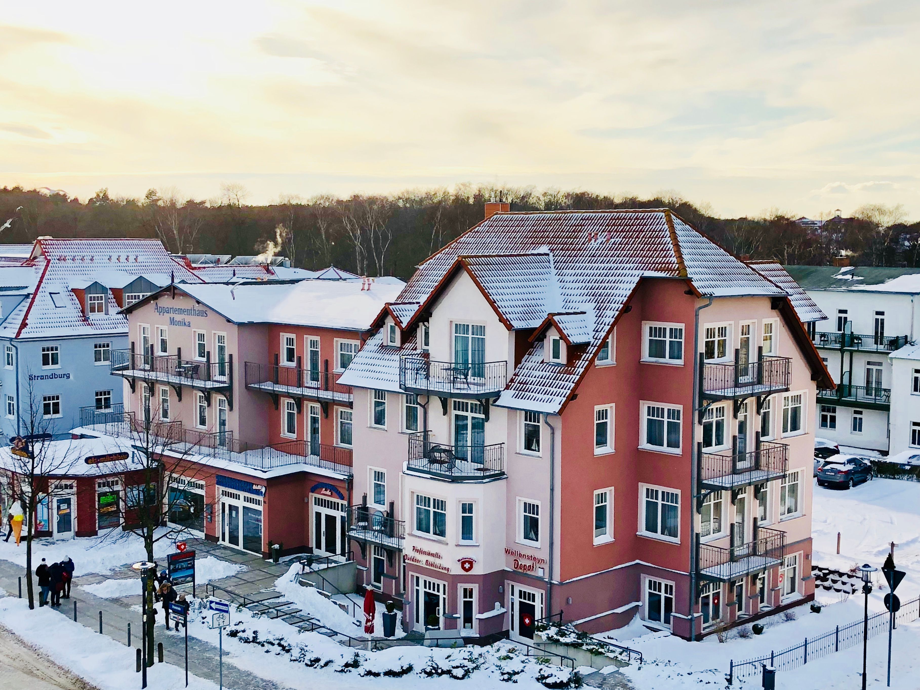 Un immeuble à plusieurs étages doté de balcons, d’une entrée bien visible et d’une enseigne indiquant qu’il s’agit d’un établissement médical.