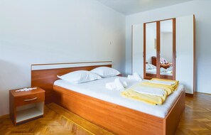 10 makuuhuonetta, vauvan matkasänky, ilmainen Wi-Fi, vuodevaatteet