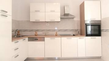 Jääkaappi, liesi, astianpesukone, kahvin-/teenkeitin