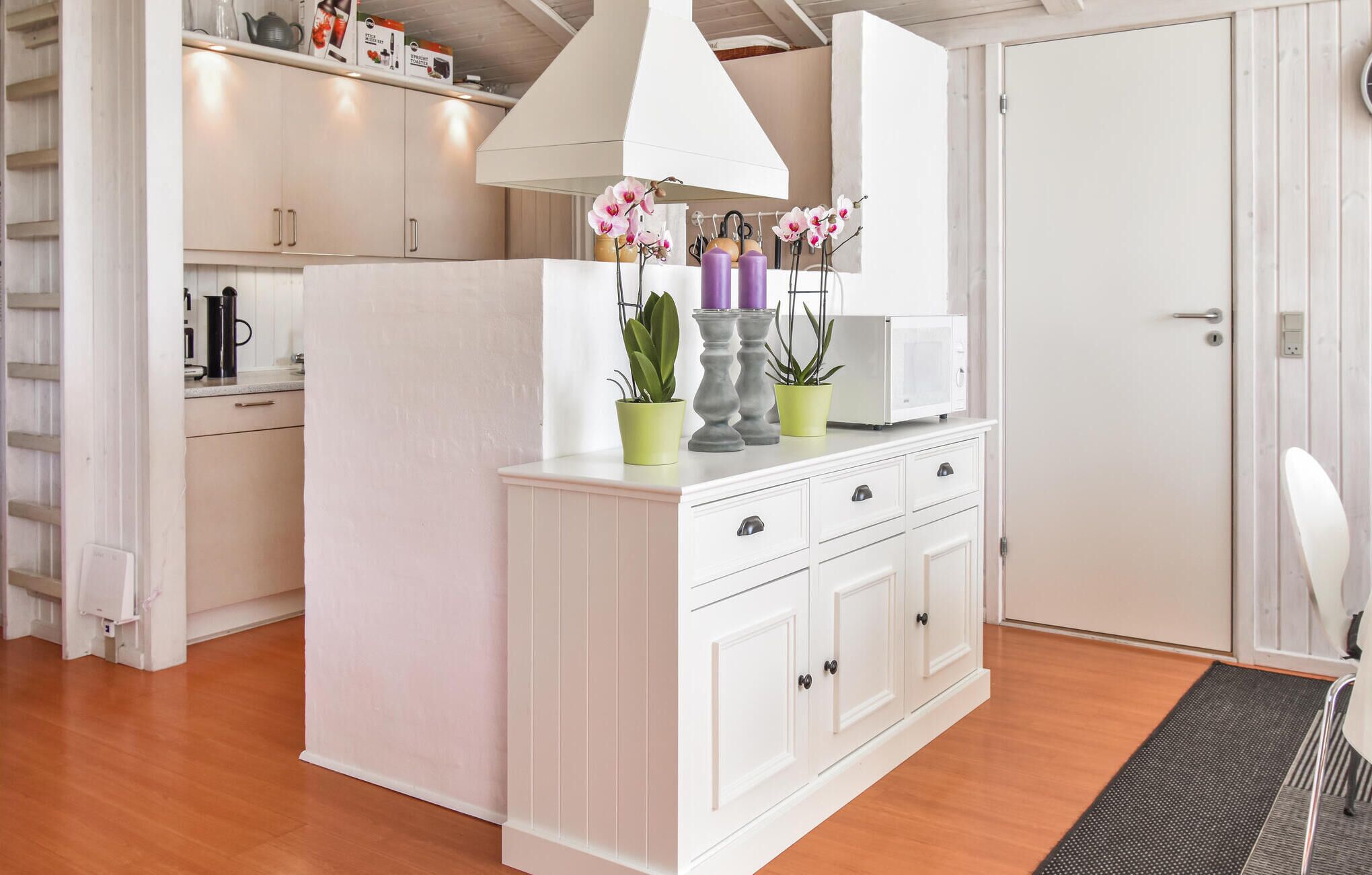 Kylskåp, spishäll, diskmaskin och kaffe- och tebryggare