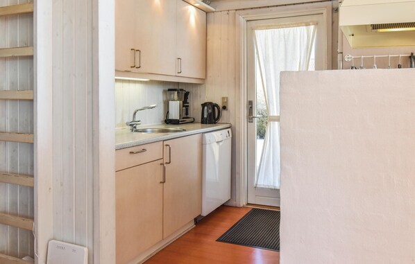 Réfrigérateur, micro-ondes, plaque de cuisson, lave-vaisselle