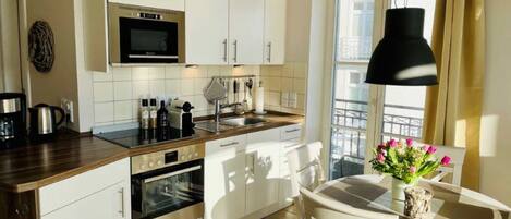 Kühlschrank, Mikrowelle, Ofen, Geschirrspüler