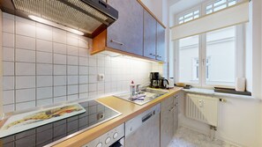 Kühlschrank, Ofen, Geschirrspüler, Wasserkocher mit Kaffee-/Teezubehör
