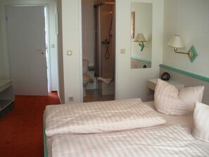1 quarto, escrivaninha, berço de viagem, roupa de cama