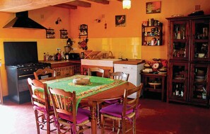 Fridge, stovetop, dishwasher, coffee/tea maker - Cozy home in Preuilly sur Claise (Preuilly sur Claise)