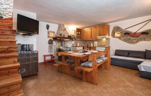 TV, fireplace, stereo