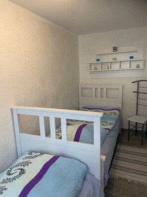 2 bedrooms, travel cot, bed sheets